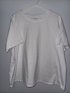 d&co Women’s White Crewneck Short Sleeve Tee